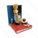 مجسمه معلم کنار تخته