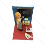 مجسمه معلم کنار تخته