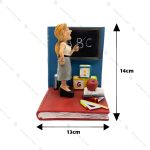 مجسمه معلم کنار تخته