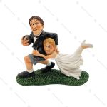 مجسمه عروس و داماد در زمین فوتبال