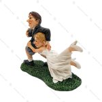 مجسمه عروس و داماد در زمین فوتبال