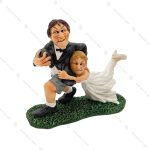 مجسمه عروس و داماد در زمین فوتبال