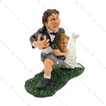 مجسمه عروس و داماد در زمین فوتبال