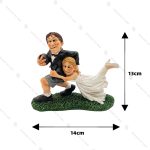 مجسمه عروس و داماد در زمین فوتبال