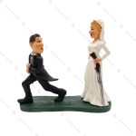 مجسمه داماد و عروس تفنگ به دست