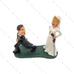 مجسمه داماد و عروس تفنگ به دست