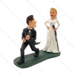 مجسمه داماد و عروس تفنگ به دست