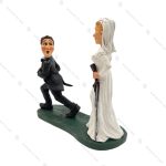 مجسمه داماد و عروس تفنگ به دست