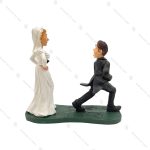 مجسمه داماد و عروس تفنگ به دست