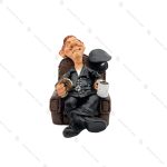 مجسمه پلیس روی صندلی نشسته