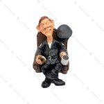 مجسمه پلیس روی صندلی نشسته