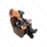 مجسمه پلیس روی صندلی نشسته