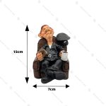 مجسمه پلیس روی صندلی نشسته